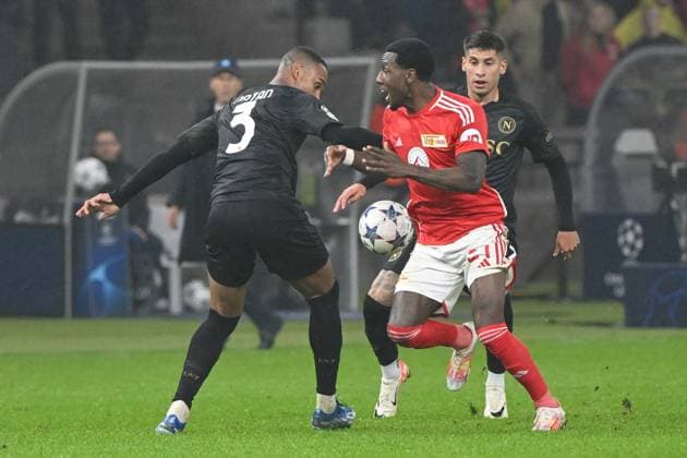 Fussball, Herren, Saison 2023 2024, UEFA Champions League (Gruppe C, 3. Spieltag), 1. FC Union Berlin - SSC Neapel, v. l. Natan (SSC Neapel) und Sheraldo Becker (1. FC Union Berlin) im Zweikampf, 24.10. 2023, Copyright: xMatthiasxKochx