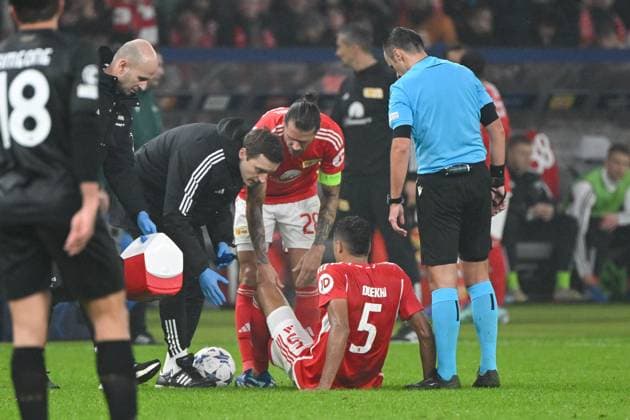 Fussball, Herren, Saison 2023 2024, UEFA Champions League (Gruppe C, 3. Spieltag), 1. FC Union Berlin - SSC Neapel, v. l. Danilho Doekhi (1. FC Union Berlin) wird behandelt, ist verletzt, 24.10. 2023, Copyright: xMatthiasxKochx