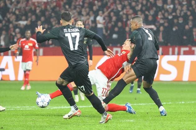 24.10.2023, xtgx, Fussball, UEFA Champions League, 1.FC Union Berlin - SSC Neapel emspor, v.l. Kevin Behrens (Union Berlin, 17), Mathias Olivera (Neapel, 17), Natan (Neapel, 3) Zweikampf, Duell, Kampf, tackle (DFL DFB REGULATIONS PROHIBIT ANY USE OF PHOTOGRAPHS as IMAGE SEQUENCES and or QUASI-VIDEO) Olympiastadion
