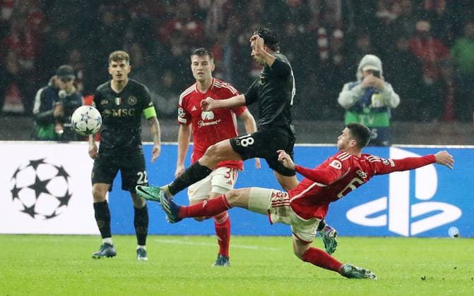 Giovanni Simeone, Robin Gosens Zweikampf Spielszene Aktion Fußball Fussball UEFA Champions League UCL Herren 3.Spieltag Saison 2023 2024 24.10.2023 1.FC Union Berlin FCU vs SSC Neapel Olympiastadion DFL regulations prohibit any use of photographs as image sequences and or quasi-video
