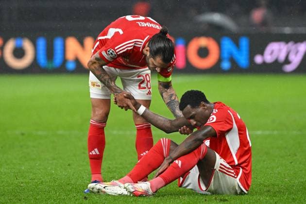 Fussball, Herren, Saison 2023 2024, UEFA Champions League (Gruppe C, 3. Spieltag), 1. FC Union Berlin - SSC Neapel, v. l. Christopher Trimmel (1. FC Union Berlin) und Sheraldo Becker (1. FC Union Berlin) enttäuscht, niedergeschlagen, unzufrieden nach der Niederlage, 24.10. 2023, Copyright: xMatthiasxKochx
