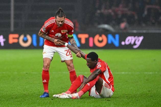 Fussball, Herren, Saison 2023 2024, UEFA Champions League (Gruppe C, 3. Spieltag), 1. FC Union Berlin - SSC Neapel, v. l. Christopher Trimmel (1. FC Union Berlin) und Sheraldo Becker (1. FC Union Berlin) enttäuscht, niedergeschlagen, unzufrieden nach der Niederlage, 24.10. 2023, Copyright: xMatthiasxKochx
