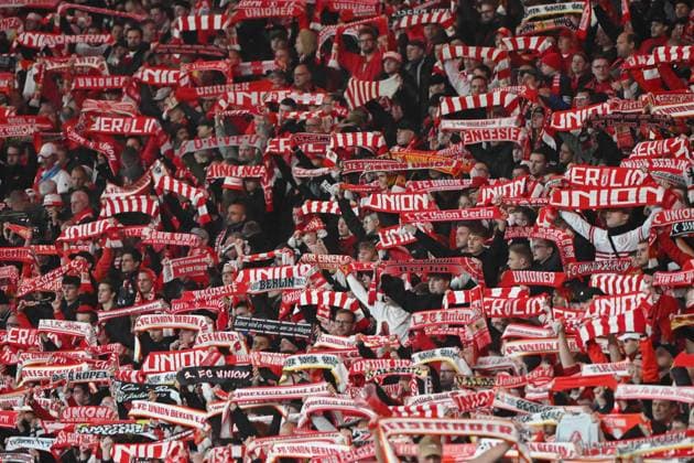 Fussball, Herren, Saison 2023 2024, UEFA Champions League (Gruppe C, 3. Spieltag), 1. FC Union Berlin - SSC Neapel, v. l. Die Fans von 1. FC Union Berlin mit Schals, 24.10. 2023, Copyright: xMatthiasxKochx