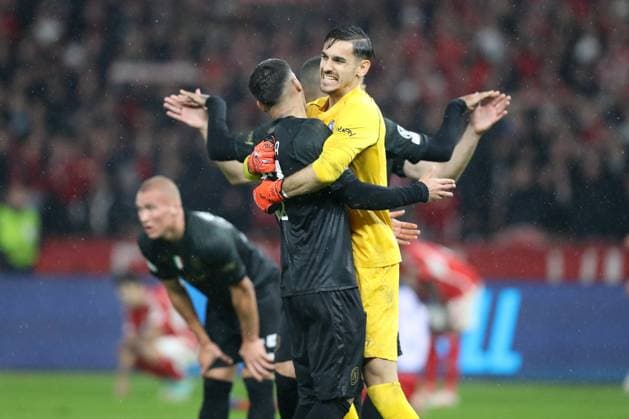 24.10.2023, xtgx, Fussball, UEFA Champions League, 1.FC Union Berlin - SSC Neapel emspor, v.l. Neapel Jubel ueber den Sieg, Jubel nach Spielende (DFL DFB REGULATIONS PROHIBIT ANY USE OF PHOTOGRAPHS as IMAGE SEQUENCES and or QUASI-VIDEO) Olympiastadion