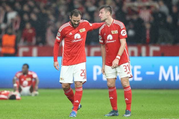 24.10.2023, xtgx, Fussball, UEFA Champions League, 1.FC Union Berlin - SSC Neapel emspor, v.l. Lucas Tousart (Union Berlin, 29), Robin Knoche (Union Berlin, 31) enttaeuscht, schaut enttaeuscht, niedergeschlagen, disappointed (DFL DFB REGULATIONS PROHIBIT ANY USE OF PHOTOGRAPHS as IMAGE SEQUENCES and or QUASI-VIDEO) Olympiastadion