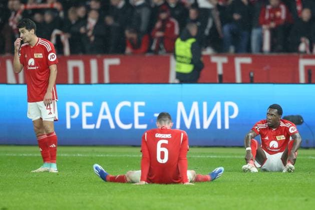 24.10.2023, xtgx, Fussball, UEFA Champions League, 1.FC Union Berlin - SSC Neapel emspor, v.l. Diogo Leite (Union Berlin, 4), Robin Gosens (Union Berlin, 6), Sheraldo Becker (Union Berlin, 27) enttaeuscht, schaut enttaeuscht, niedergeschlagen, disappointed (DFL DFB REGULATIONS PROHIBIT ANY USE OF PHOTOGRAPHS as IMAGE SEQUENCES and or QUASI-VIDEO) Olympiastadion