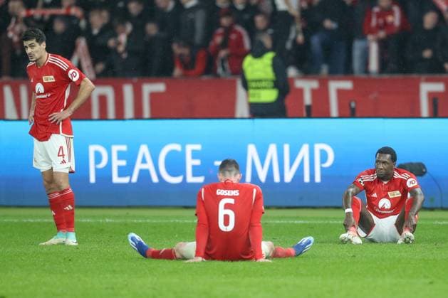 24.10.2023, xtgx, Fussball, UEFA Champions League, 1.FC Union Berlin - SSC Neapel emspor, v.l. Diogo Leite (Union Berlin, 4), Robin Gosens (Union Berlin, 6), Sheraldo Becker (Union Berlin, 27) enttaeuscht, schaut enttaeuscht, niedergeschlagen, disappointed (DFL DFB REGULATIONS PROHIBIT ANY USE OF PHOTOGRAPHS as IMAGE SEQUENCES and or QUASI-VIDEO) Olympiastadion