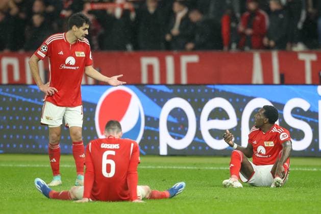 24.10.2023, xtgx, Fussball, UEFA Champions League, 1.FC Union Berlin - SSC Neapel emspor, v.l. Diogo Leite (Union Berlin, 4), Robin Gosens (Union Berlin, 6), Sheraldo Becker (Union Berlin, 27) enttaeuscht, schaut enttaeuscht, niedergeschlagen, disappointed (DFL DFB REGULATIONS PROHIBIT ANY USE OF PHOTOGRAPHS as IMAGE SEQUENCES and or QUASI-VIDEO) Olympiastadion