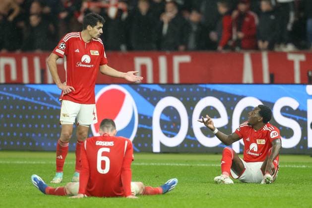 24.10.2023, xtgx, Fussball, UEFA Champions League, 1.FC Union Berlin - SSC Neapel emspor, v.l. Diogo Leite (Union Berlin, 4), Robin Gosens (Union Berlin, 6), Sheraldo Becker (Union Berlin, 27) enttaeuscht, schaut enttaeuscht, niedergeschlagen, disappointed (DFL DFB REGULATIONS PROHIBIT ANY USE OF PHOTOGRAPHS as IMAGE SEQUENCES and or QUASI-VIDEO) Olympiastadion