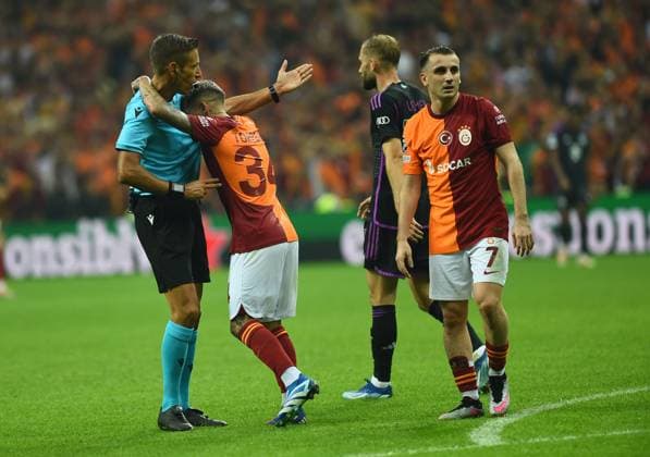 Lucas Toreira of Galatasaray and referee Davide Massa during the UEFA Champions League match between Galatasaray A.S. and FC Bayern München at RAMS PARK Arena on October 24, 2023 in Istanbul, Turkey. Istanbul Turkey Copyright: xSeskimPhotox Gsaray-BMunich_241023 (324)