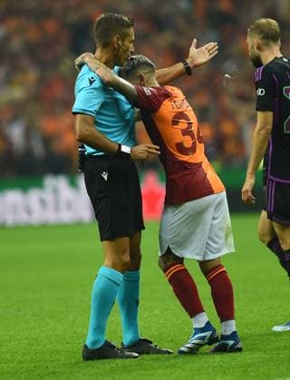 Lucas Toreira of Galatasaray and referee Davide Massa during the UEFA Champions League match between Galatasaray A.S. and FC Bayern München at RAMS PARK Arena on October 24, 2023 in Istanbul, Turkey. Istanbul Turkey Copyright: xSeskimPhotox Gsaray-BMunich_241023 (326)
