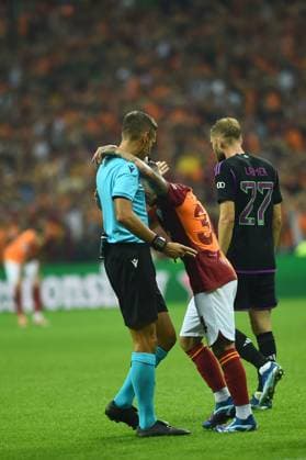 Lucas Toreira of Galatasaray and referee Davide Massa during the UEFA Champions League match between Galatasaray A.S. and FC Bayern München at RAMS PARK Arena on October 24, 2023 in Istanbul, Turkey. Istanbul Turkey Copyright: xSeskimPhotox Gsaray-BMunich_241023 (329)