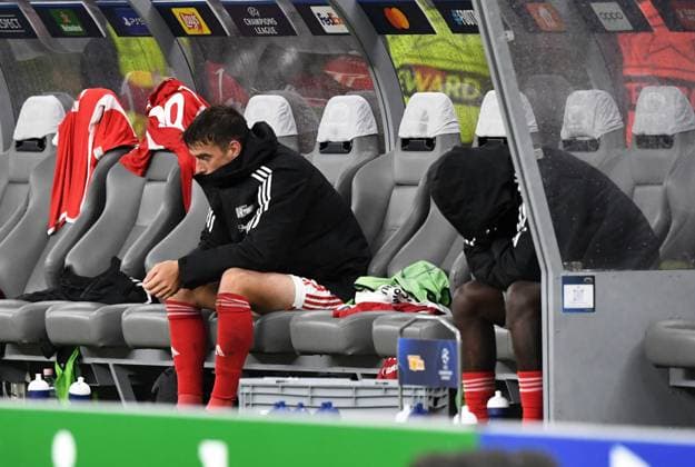 Fussball, Herren, Saison 2023 2024, UEFA Champions League (Gruppe C, 3. Spieltag), 1. FC Union Berlin - SSC Neapel, v. l. Janik Haberer (1. FC Union Berlin), David Datro Fofana (1. FC Union Berlin), Enttäuschung nach Abpfiff auf der Bank, 24.10. 2023, Copyright: xMatthiasxKochx