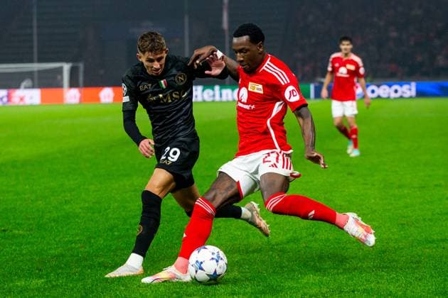 24.10.2023, xfrx, Fussball UEFA Champions League, Union Berlin - SSC Neapel emspor, v.l. Lindstroem Jesper (SSC Neapel),Sheraldo Becker (Union Berlin) (DFL DFB REGULATIONS PROHIBIT ANY USE OF PHOTOGRAPHS as IMAGE SEQUENCES and or QUASI-VIDEO) Berlin