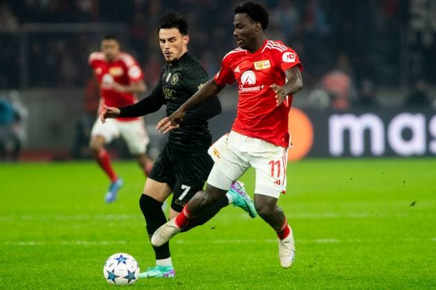 24.10.2023, xfrx, Fussball UEFA Champions League, Union Berlin - SSC Neapel emspor, v.l. Elmas Eljif (SSC Neapel),David Datro Fofana (Union Berlin) (DFL DFB REGULATIONS PROHIBIT ANY USE OF PHOTOGRAPHS as IMAGE SEQUENCES and or QUASI-VIDEO) Berlin