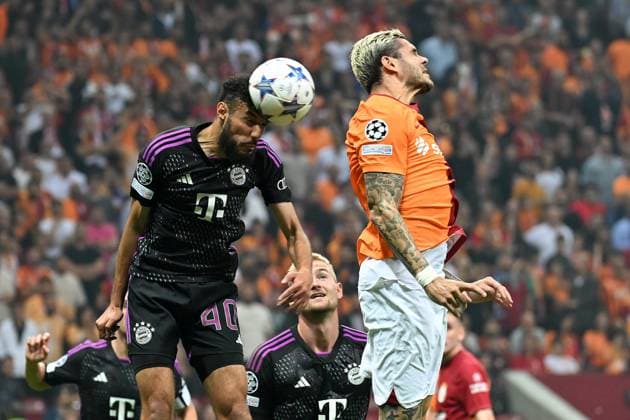 Istanbul, Rams Park, 24.10.23, GER, Herren, UEFA Champions League, Saison 2023-2024, Galatasaray Istanbul - FC Bayern Muenchen Bild: v.li. im Zweikampf Noussair MAZRAOUI (Muenchen) und Mauro ICARDI (Galatasaray) im Kopfball, Kopfballduell Only for editorial use! UEFA regulations prohibit any use of photographs as image sequences and or quasi-video. Tuerkei