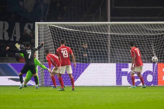24.10.2023, xfrx, Fussball UEFA Champions League, Union Berlin - SSC Neapel emspor, v.l. Raspadori Giacomo (SSC Neapel),Frederik Ronnow (Union Berlin) Tor zum 0:1 (DFL DFB REGULATIONS PROHIBIT ANY USE OF PHOTOGRAPHS as IMAGE SEQUENCES and or QUASI-VIDEO) Berlin