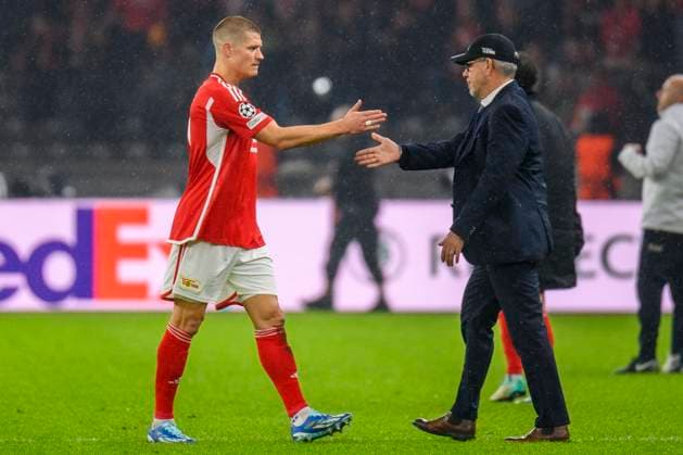 v.l. Kevin Behrens ( 1.FC Union Berlin, 17), Urs Fischer ( 1.FC Union Berlin, Trainer), geben sich die Hand, unzufrieden nach dem verlorenen Spiel, Endstand 0:1, GER, 1.FC Union Berlin - SSC Neapel, Fussball, Champions League, CH. LEAGUE GRUPPE C, Spieltag 3, UEFA, 23 24, 24.10.2023, DFL REGULATIONS PROHIBIT ANY USE OF PHOTOGRAPHS AS IMAGE SEQUENCES AND OR QUASI-VIDEO, GER, 1.FC Union Berlin - SSC Neapel, Fussball, Champions League, UEFA, 23 24, 24.10.2023, Berlin Copyright: xUwexKoch Eibner-Pressefotox EP_UKH