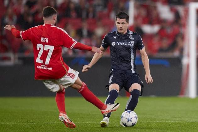SL Benfica v Real Sociedad: Group D - UEFA Champions League 2023 24 Igor Zubeldia of Real Sociedad competes for the ball with Rafael Alexandre Fernandes Ferreira da Silva of SL Benfica during the UEFA Champions League match between SL Benfica and Real Sociedad at Estadio do Lisboa e Benfica on October 24, 2023, in Lisbon, Portugal. Lisbon Estadio do Sport Lisboa e Benfica Lisbon Portugal RL_SLBvRSO_099 Copyright: xRicardoxLarreinax