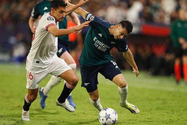 (L-R) Jesus Navas (Sevilla), Gabriel Martinelli (Arsenal), OCTOBER 24, 2023 - Football Soccer : UEFA Champions League Group stage Group B match between Sevilla FC 1-2 Arsenal FC at the Estadio Ramon Sanchez-Pizjuan in Sevilla, Spain. Noxthirdxpartyxsales  (233543458)