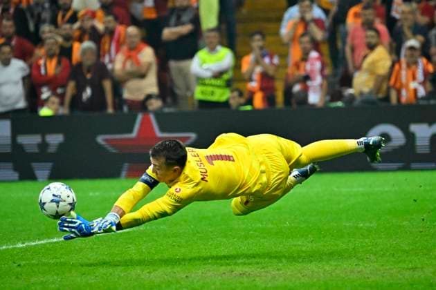 (231025) -- ISTANBUL, Oct. 25, 2023 -- Fernando Muslera of Galatasaray saves the ball during the UEFA Champions League A group match between Galatasaray and FC Bayern Munich at Rams Park Stadium in Istanbul, T¨¹rkiye, on Oct. 24, 2023. (SP)T?RKIYE-ISTANBUL-FOOTBALL-UEFA CHAMPIONS LEAGUE-GALATASARAY VS FC BAYERN MUNICH WangxFeng 