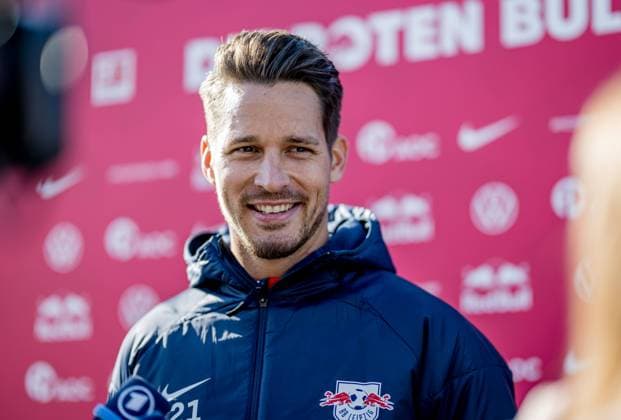 Leipzigs Torwart Torhueter Janis Blaswich beim Interview. Oeffentliches Training RB Leipzig am 17. Oktober 2023. Red Bull Akademie, Leipzig. Oeffentliches Training RB Leipzig