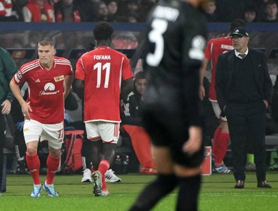 Fussball, Herren, Saison 2023 2024, UEFA Champions League (Gruppe C, 3. Spieltag), 1. FC Union Berlin - SSC Neapel (0:1), v. l. Kevin Behrens (1. FC Union Berlin), David Datro Fofana (1. FC Union), Trainer Urs Fischer (1. FC Union), 24.10. 2023, Copyright: xMatthiasxKochx