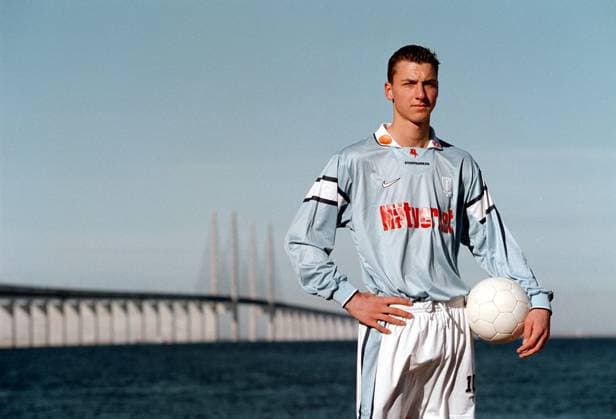 MALMÖ 2000-03-17 Hemma hos Zlatan Ibrahimovic Malmö FF. Zlatan trixar med en fotboll framför Öresundsbron. Malmö Sverige svenska kändisar x2512x *** MALMÖ 2000 03 17 At home with Zlatan Ibrahimovic Malmö FF Zlatan plays with a football in front of the Öresund Bridge Malmö Sweden Swedish celebrities x2512x  Copyright: xKristerxHansson Aftonbladet TTx