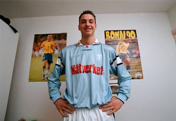 MALMÖ 2000-03-17 Hemma hos Zlatan Ibrahimovic Malmö FF. Zlatan har affischer pa sin idol Ronaldo pa väggen. Malmö Sverige svenska kändisar x2512x *** MALMÖ 2000 03 17 Home of Zlatan Ibrahimovic Malmö FF Zlatan has posters of his idol Ronaldo on the wall Malmö Sweden Swedish celebrities x2512x  Copyright: xKristerxHansson Aftonbladet TTx