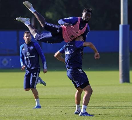 Sport Themen der Woche KW43 Sport Bilder des Tages Hamburger SV Training 25.10.2023 Hamburger SV Training 25.10.2023 am Volksparkstadioin v.l.: Dennis Hadzikadunic (Hamburger SV), Guilherme Ramos (Hamburger SV), hinten: Levin Oeztunali (Hamburger SV) Foto: Michael Schwarz *** Hamburger SV Training 25 10 2023 Hamburger SV Training 25 10 2023 am Volksparkstadioin v l Dennis Hadzikadunic Hamburger SV , Guilherme Ramos Hamburger SV , rear Levin Oeztunali Hamburger SV Foto Michael Schwarz 2