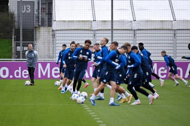 Sport Bilder des Tages Karel Geraerts (Cheftrainer FC Schalke 04), li., schaut beim Aufwärmprogramm zu 25.10.2023, Fussball GER, Saison 2023 24, 2. Bundesliga, Training FC Schalke 04, Gelsenkirchen Trainingsgelände Nordrhein Westfalen Deutschland *** Karel Geraerts head coach FC Schalke 04 , li , watches during warm up 25 10 2023, football GER, season 2023 24, 2 Bundesliga, training FC Schalke 04, Gelsenkirchen training ground Nordrhein Westfalen Germany Team2
