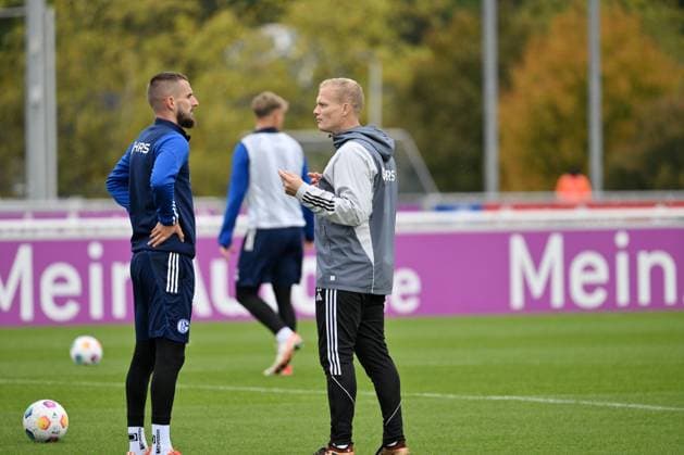 Karel Geraerts (Cheftrainer FC Schalke 04) mit Dominick Drexler (FC Schalke 04) 25.10.2023, Fussball GER, Saison 2023 24, 2. Bundesliga, Training FC Schalke 04, Gelsenkirchen Trainingsgelände Nordrhein Westfalen Deutschland *** Karel Geraerts head coach FC Schalke 04 with Dominick Drexler FC Schalke 04 25 10 2023, football GER, season 2023 24, 2 Bundesliga, training FC Schalke 04, Gelsenkirchen training ground North Rhine Westphalia Germany Team2