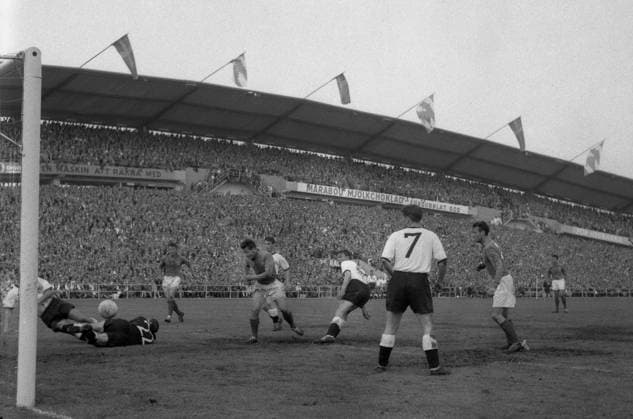 Fußball-Weltmeisterschaft 1958 in Schweden. Spiel um den 3. Platz: Deutschland - Frankreich 3:6 28.06.1958. Strafraumszene. *** Soccer World Cup 1958 in Sweden match for the 3 place Germany France 3 6 28 06 1958 penalty area scene HM