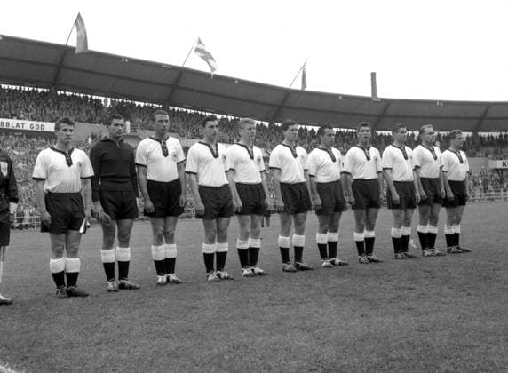 Fußball-Weltmeisterschaft 1958 in Schweden. Spiel um den 3. Platz: Deutschland - Frankreich 3:6 28.06.1958. Die Deutsche Elfermannschaft vor dem Spiel: Hans Schäfer, Heinrich Kwiatkowski, Heinz Wewers, Hans Sturm, Karl-Heinz Schnellinger, Horst Szymaniak, Alfred Kelbassa, Hans Cieslarczyk, Helmut Rahn, Herbert Erhard und Georg Stollenwerk. *** Soccer World Cup 1958 in Sweden Match for 3rd place Germany France 3 6 28 06 1958 The German eleven team before the match Hans Schäfer, Heinrich Kwiatkowski, Heinz Wewers, Hans Sturm, Karl Heinz Schnellinger, Horst Szymaniak, Alfred Kelbassa, Hans Cieslarczyk, Helmut Rahn, Herbert Erhard and Georg Stollenwerk HM