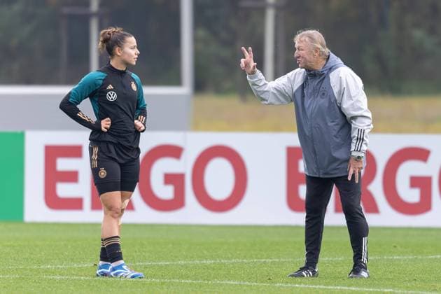 Kanzlerbesuch beim Training der Deutschen Fußball-Nationalmannschaft der Frauen Interimstrainer Horst Hrubesch im intensiven Gespräch mit Lena Oberdorf. Bundeskanzler Olaf Scholz besucht das Training der Deutschen Frauen-Nationalmannschaft am 24. Oktober 2024 in Frankfurt am Main., Frankfurt am Main Hessen Deutschland DFB-Campus