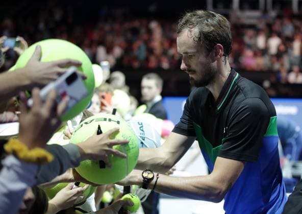 TENNIS - ATP, Tennis Herren Erste Bank Open VIENNA,AUSTRIA,25.OCT.23 - TENNIS - ATP World Tour, Erste Bank Open. Image shows Daniil Medvedev (RUS) and fans.  GEPAxpictures xWalterxLuger
