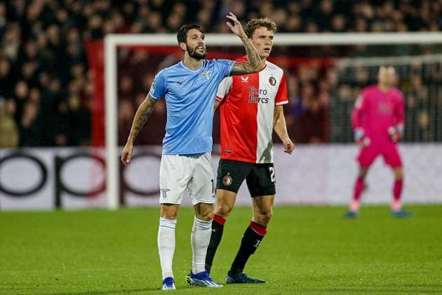 ROTTERDAM, 25-10-2023, Stadium de Kuip, UEFA Champions League, 2023 2024, Group stage, Feyenoord - Lazio, Feyenoord player Mats Wieffer vs Lazio Roma player Luis Alberto Feyenoord - Lazio  x22893680x Copyright: