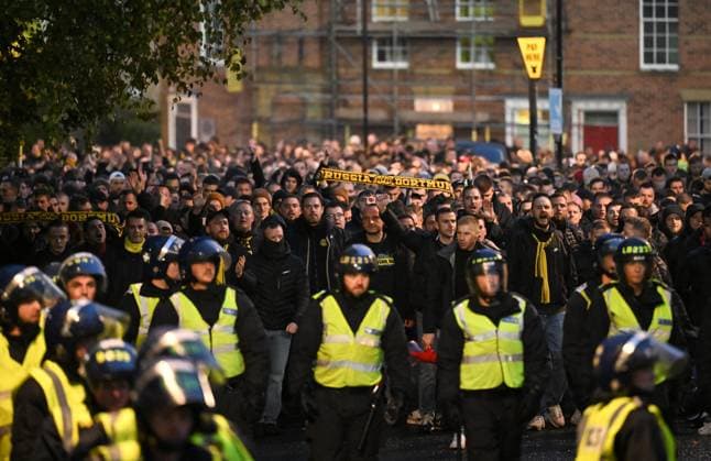 Sport Bilder des Tages Fußball, CL, Newcastle United - Borussia Dortmund, Fanmarsch der Dortmunder vor dem Spiel EDITORIAL USE ONLY No use with unauthorised audio, video, data, fixture lists, club league logos or live services. Online in-match use limited to 120 images, no video emulation. No use in betting, games or single club league player publications. Newcastle United v Borussia Dortmund, UEFA Champions League, Group F, Football, St James Park, Newcastle, UK - 25 Oct 2023 EDITORIAL USE ONLY No use with unauthorised audio, video, data, fixture lists, club league logos or live services. Online in-match use limited to 120 images, no video emulation. No use in betting, games or single club league player publications. Copyright: xRichardxLee Shutterstockx 14164179g