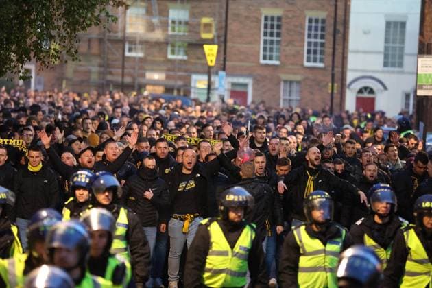 Fußball, CL, Newcastle United - Borussia Dortmund, Fanmarsch der Dortmunder vor dem Spiel Newcastle Upon Tyne, England, 25th October 2023. Borussia Dortmund fans arrive ahead of the UEFA Champions League match at St. James Park, Newcastle Upon Tyne. Picture credit should read: Nigel Roddis Sportimage EDITORIAL USE ONLY. No use with unauthorised audio, video, data, fixture lists, club league logos or live services. Online in-match use limited to 120 images, no video emulation. No use in betting, games or single club league player publications. SPI-2675-0001