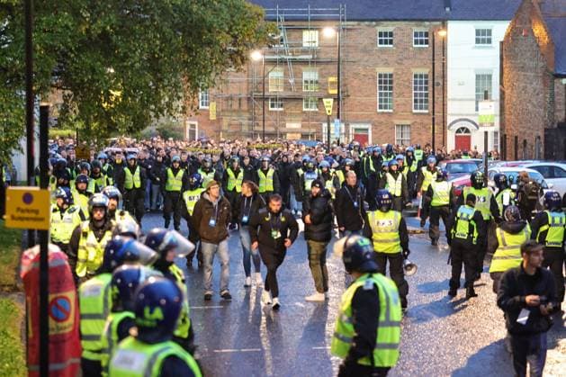 Fußball, CL, Newcastle United - Borussia Dortmund, Fanmarsch der Dortmunder vor dem Spiel UEFA Champions League Newcastle United v Borussia Dortmund Riot police prepare for Borussia Dortmund fans during the UEFA Champions League match Newcastle United vs Borussia Dortmund at St. James s Park, Newcastle, United Kingdom, 25th October 2023 (Photo by Mark Cosgrove News Images) Newcastle St. James s Park Tyne and Wear United Kingdom Copyright: xMarkxCosgrove NewsxImagesx