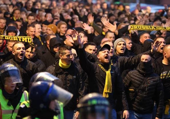Fußball, CL, Newcastle United - Borussia Dortmund, Fanmarsch der Dortmunder vor dem Spiel Newcastle Upon Tyne, England, 25th October 2023. Borussia Dortmund fans arrive ahead of the UEFA Champions League match at St. James Park, Newcastle Upon Tyne. Picture credit should read: Nigel Roddis Sportimage EDITORIAL USE ONLY. No use with unauthorised audio, video, data, fixture lists, club league logos or live services. Online in-match use limited to 120 images, no video emulation. No use in betting, games or single club league player publications. SPI-2675-0004