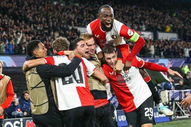Sport Themen der Woche KW43 Sport Bilder des Tages ROTTERDAM, 25-10-2023, Stadium de Kuip, UEFA Champions League, 2023 2024, Group stage, Feyenoord - Lazio, Feyenoord player Santiago Gimenez scores 1-0, Feyenoord player Lutsharel Geertruida Feyenoord - Lazio  x22893842x Copyright: