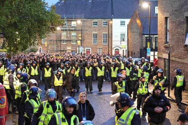 Fußball, CL, Newcastle United - Borussia Dortmund, Fanmarsch der Dortmunder vor dem Spiel UEFA Champions League Newcastle United v Borussia Dortmund Borussia Dortmund fans arrive surrounded by riot police the UEFA Champions League match Newcastle United vs Borussia Dortmund at St. James s Park, Newcastle, United Kingdom, 25th October 2023 (Photo by Mark Cosgrove News Images) Newcastle St. James s Park Tyne and Wear United Kingdom Copyright: xMarkxCosgrove NewsxImagesx