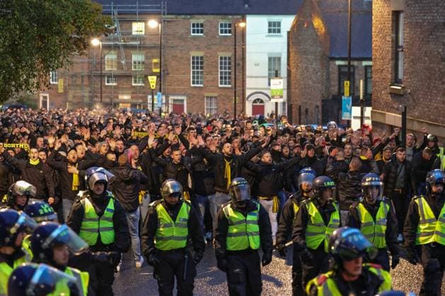 Fußball, CL, Newcastle United - Borussia Dortmund, Fanmarsch der Dortmunder vor dem Spiel UEFA Champions League Newcastle United v Borussia Dortmund Borussia Dortmund fans arrive surrounded by riot police the UEFA Champions League match Newcastle United vs Borussia Dortmund at St. James s Park, Newcastle, United Kingdom, 25th October 2023 (Photo by Mark Cosgrove News Images) Newcastle St. James s Park Tyne and Wear United Kingdom Copyright: xMarkxCosgrove NewsxImagesx