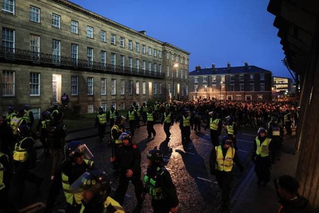 Fußball, CL, Newcastle United - Borussia Dortmund, Fanmarsch der Dortmunder vor dem Spiel Football - UEFA Champions League - Group F - Newcastle United v Borussia Dortmund 25th October 2023 - UEFA Champions League - Group F - Newcastle United v Borussia Dortmund - Police officers escort the visiting fans to the ground - Photo: Simon Stacpoole Offside. Newcastle-upon-Tyne UK Copyright: xSimonxStacpoolexOffside