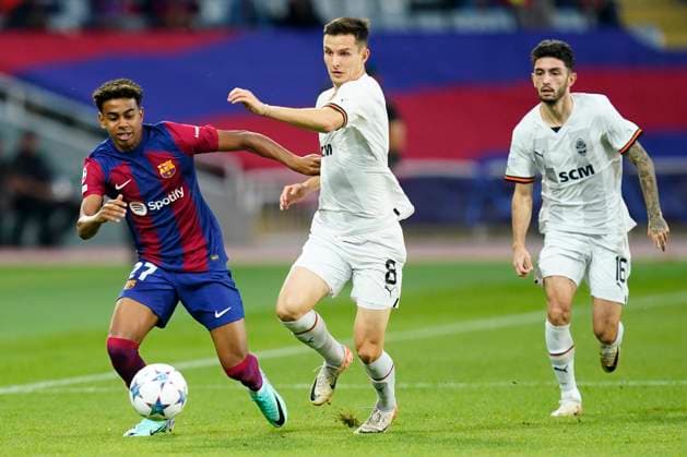 ESP: FC Barcelona, Barca FC Shakhtar Donestz. UEFA Champions League match, Group H, date 3 Lamine Yamal of FC Barcelona and Dmytro Kryskiv of Shakhtar Donetsk during the UEFA Champions League match, Group H, between FC Barcelona and FC Shakhtar Donestz played at Lluis Companys Stadium on October 25, 2023 in Barcelona, Spain. kpng Copyright: xSergioxRuizx xPRESSINPHOTOx PS_231025_007
