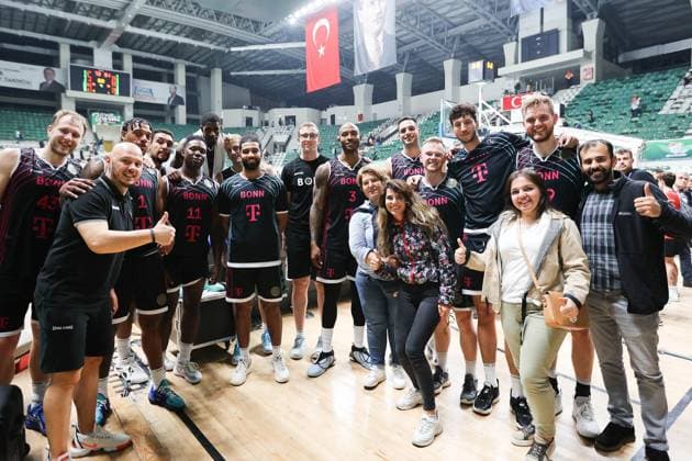 Sport Themen der Woche KW43 Sport Bilder des Tages Siegerfoto mit den Bonner Fans, Bursaspor Basketbol - Telekom Baskets Bonn, Basketball--Champions League, 1. Spieltag, Saison 2023-24, 25.10.2023, Bursaspor Basketbol - Telekom Baskets Bonn, Basketball--Champions League, 1. Spieltag, Saison 2023-24, 25.10.2023, Bursa *** Winning photo with Bonn fans, Bursaspor Basketbol Telekom Baskets Bonn, Basketball Champions League, 1 matchday, season 2023 24, 25 10 2023, Bursa Copyright: xEibner-Pressefoto JoergxNiebergax EP_EER