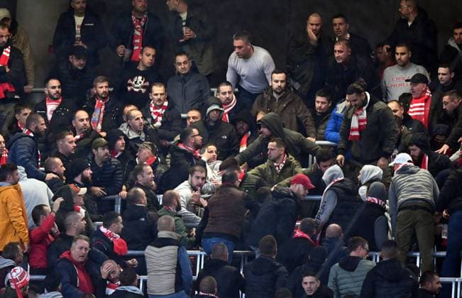 Fussball, Herren, Saison 2023 2024, UEFA Champions League (Gruppe G, 3. Spieltag), RB Leipzig - FK Roter Stern Belgrad, Fans von Belgrad schlagen sich untereinander im Gästeblock, 25.10. 2023, Copyright: xSebastianxRäppold MatthiasxKochx