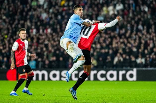 UEFA Champions League: Feyenoord v SS Lazio Rotterdam - Mattia Zaccagni of Lazio, Calvin Stengs of Feyenoord during the 3rd leg of the UEFA Champions League group stage between Feyenoord v SS Lazio at Stadion Feijenoord De Kuip on 25 October 2023 in Rotterdam, The Netherlands. Copyright: xTomxBodex