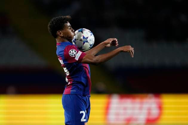 FC Barcelona, Barca v FC Shakhtar Donetsk: Group H - UEFA Champions League 2023 24 Lamine Yamal right winger of Barcelona and Spain controls the ball during the UEFA Champions League match between FC Barcelona and FC Shakhtar Donetsk at Estadi Olimpic Lluis Companys on October 25, 2023 in Barcelona, Spain. Barcelona Spain  Copyright: xJosexBretonx originalFilename:breton-fcbarcel231025_nprXr.jpg
